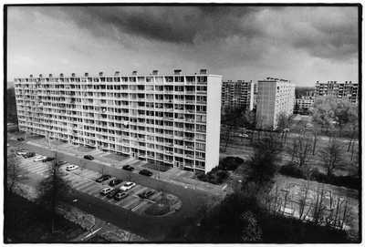 351289 Gezicht op het flatgebouw aan de Montevideodreef te Utrecht.